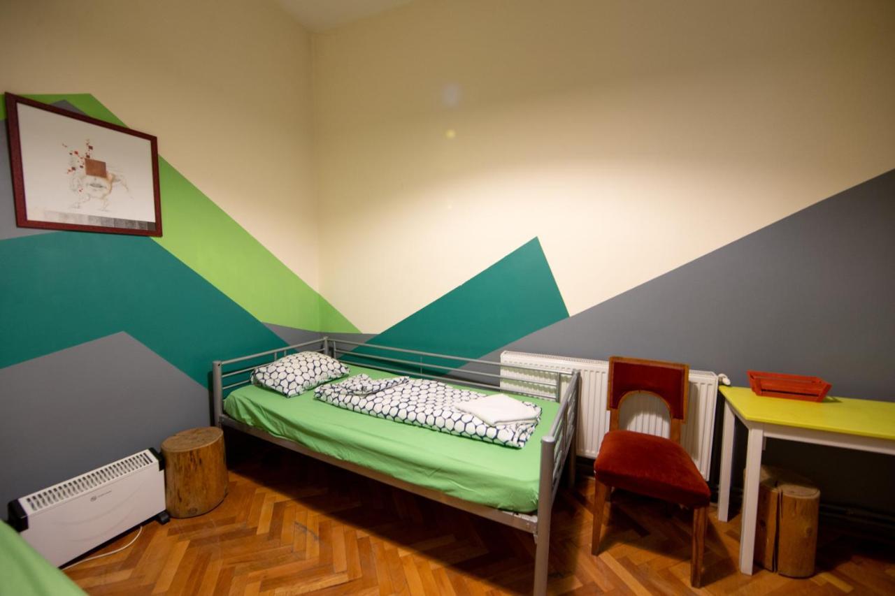 Hostel Cornel ทิมิชัวรา ภายนอก รูปภาพ