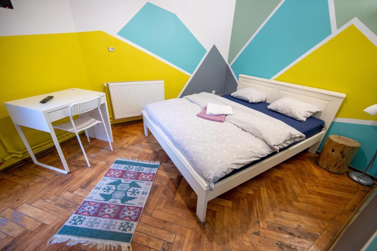 Hostel Cornel ทิมิชัวรา ภายนอก รูปภาพ