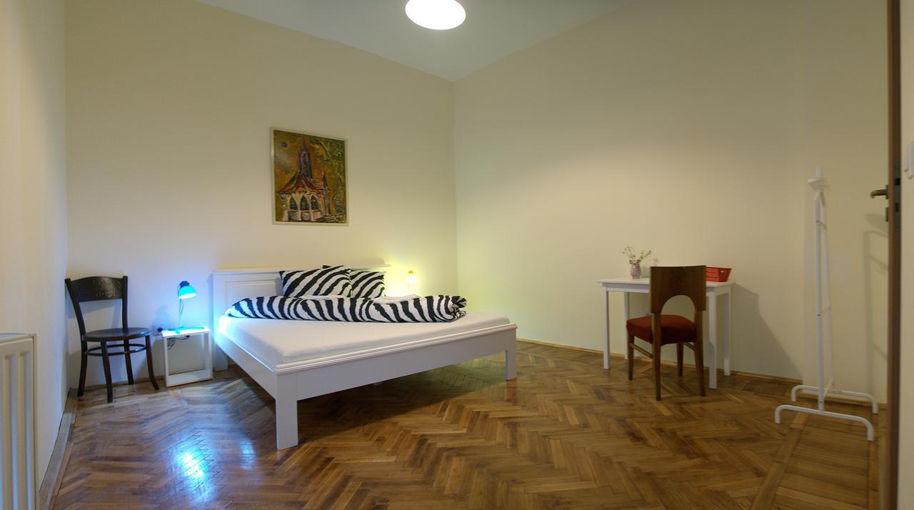 Hostel Cornel ทิมิชัวรา ภายนอก รูปภาพ